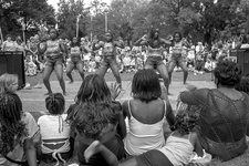 405875 Afbeelding van het optreden van een Antilliaanse dansgroep tijdens het Coloured Heart-festival in het ...